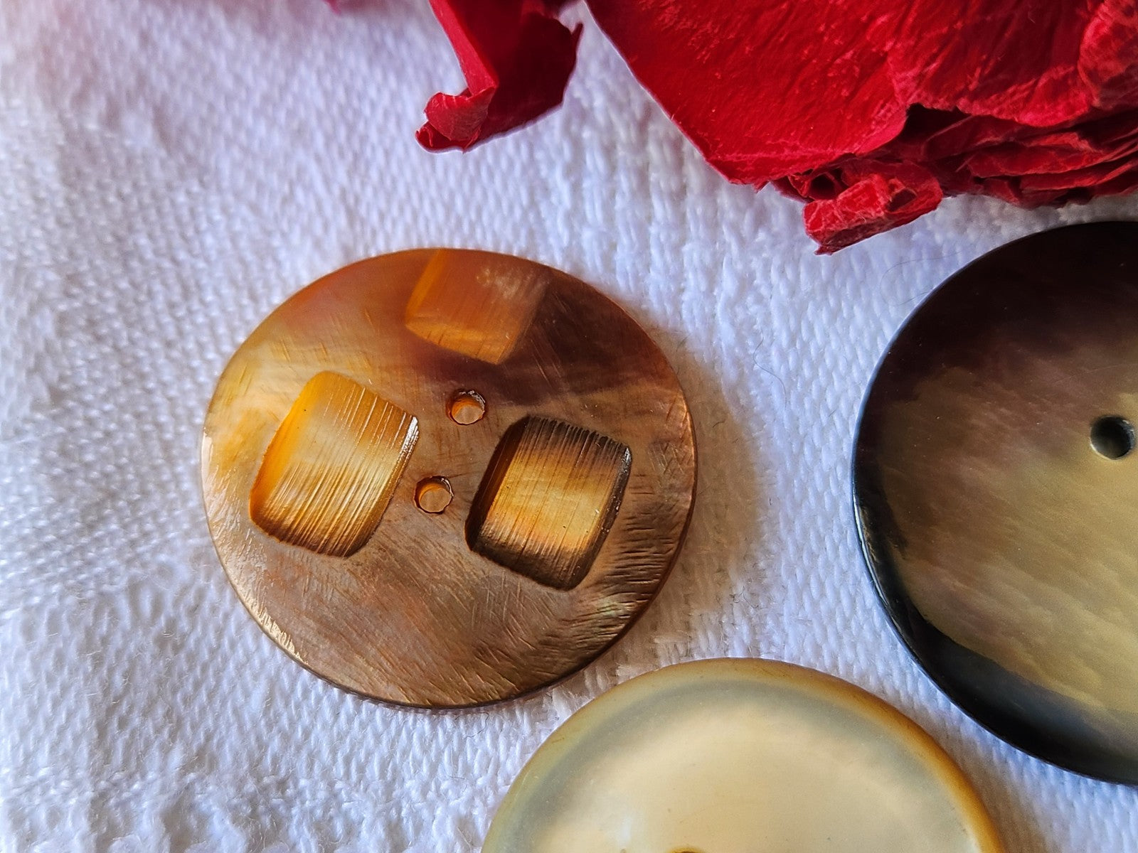 Trio boutons anciens en nacre à trous 2,3 et 2,7 cm G15F