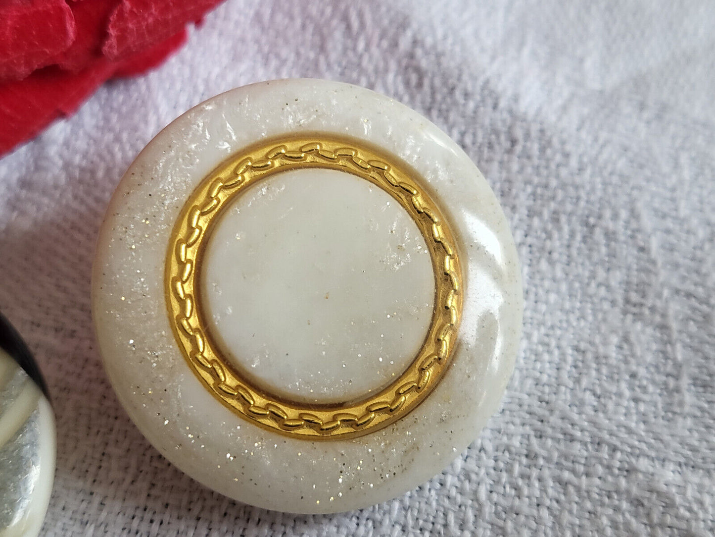 Duo boutons vintage blanc crème avec inclusion  à pied gros 2,7 cm D11N