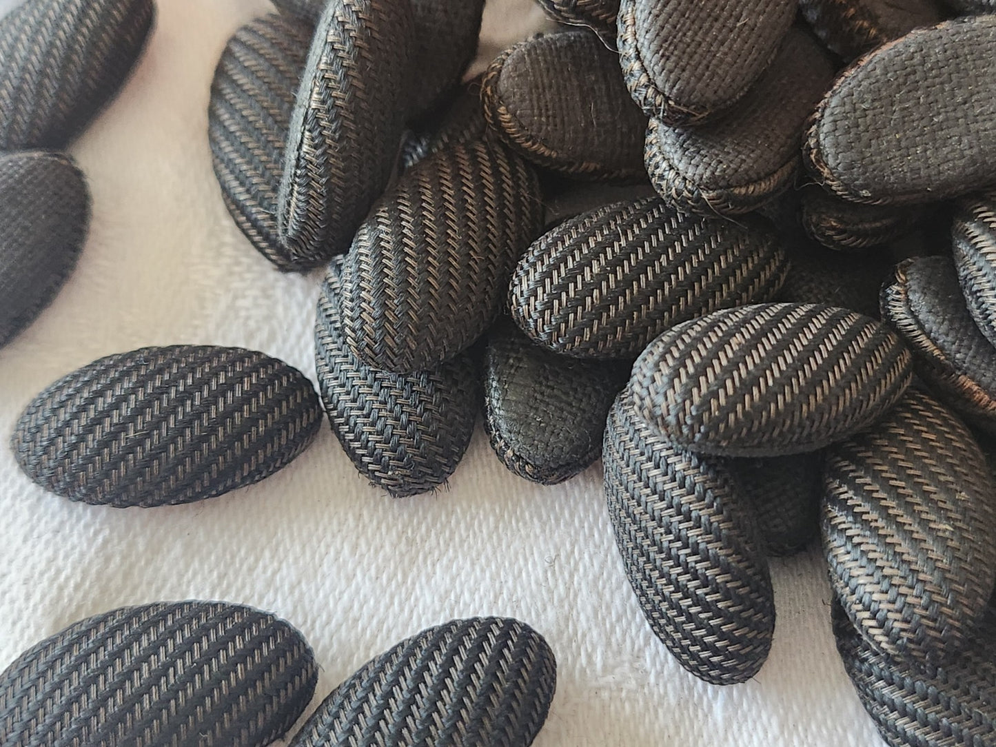 Lot 68 anciens cabochons en tissu 1,1 cm / 2,1 cm noir vers 1900 T7
