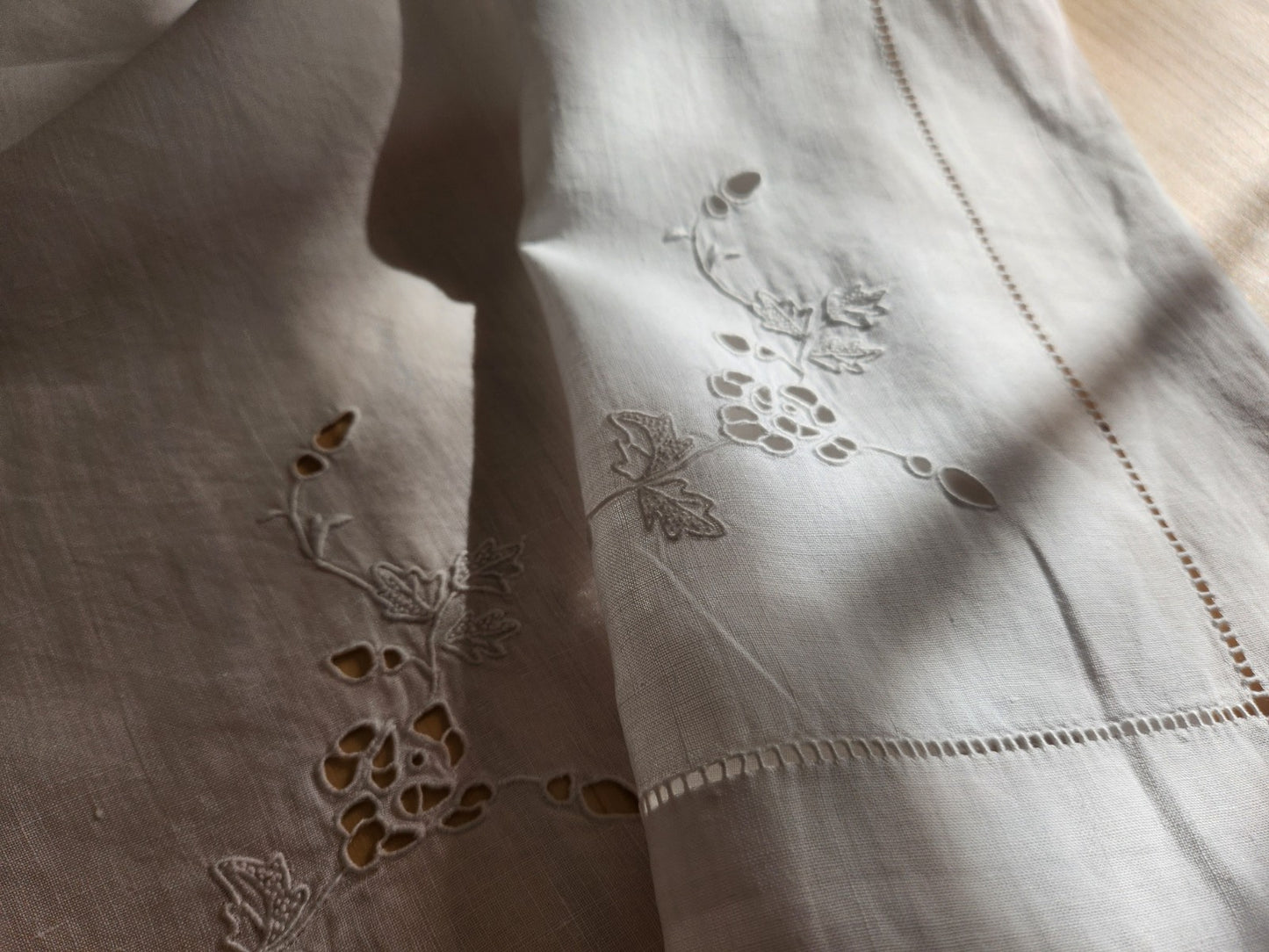 Ancien petit drap broderie incrustation ideal petit rideau enfant  B6
