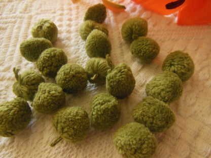 Lot 24 pompons vintage vert diamètre 1,6 cm création couture  T14-78