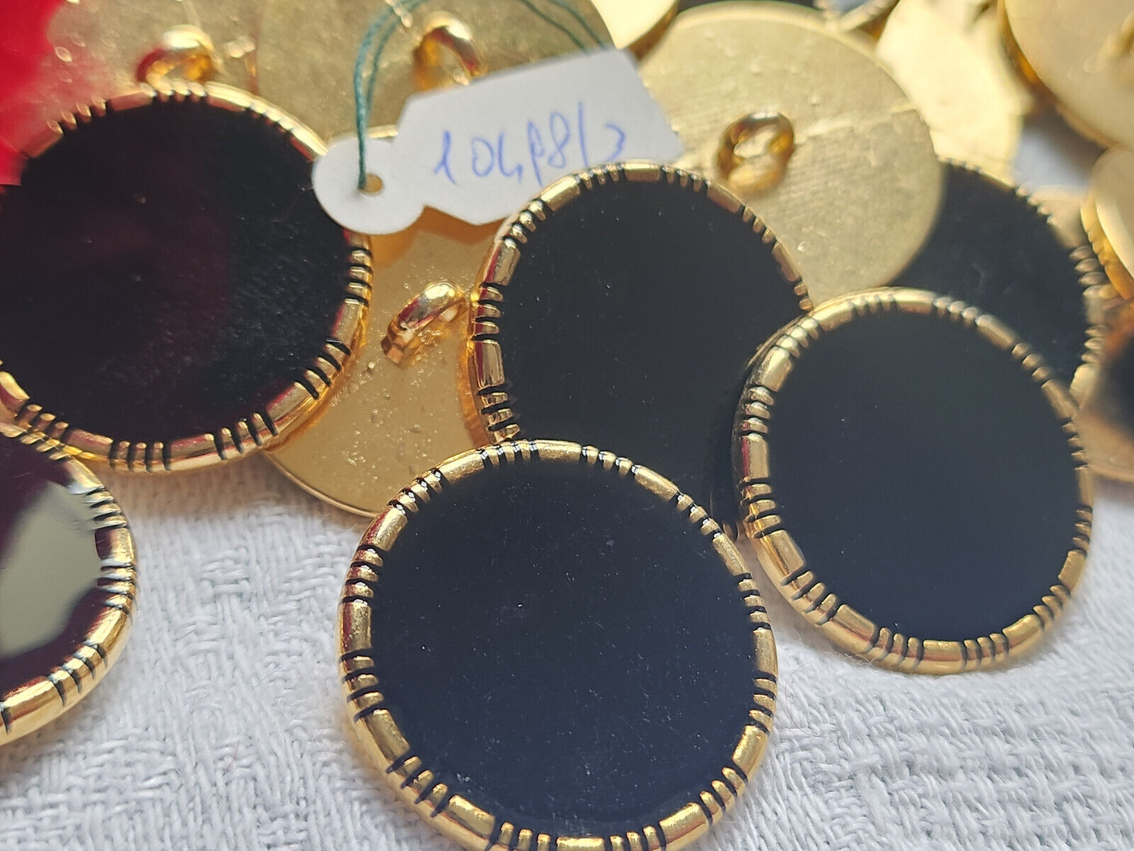 Lot 8 boutons vintage en métal doré noir lourd pied  2,4 cm ref 0091