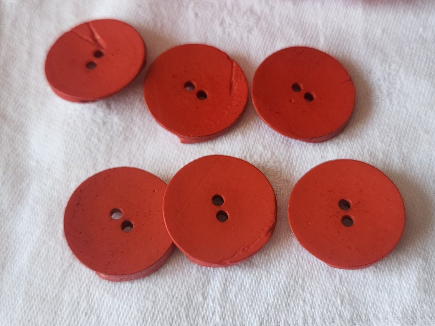 Lot  6 boutons anciens rouge effet plié blanc 2,2 cm ref 1451
