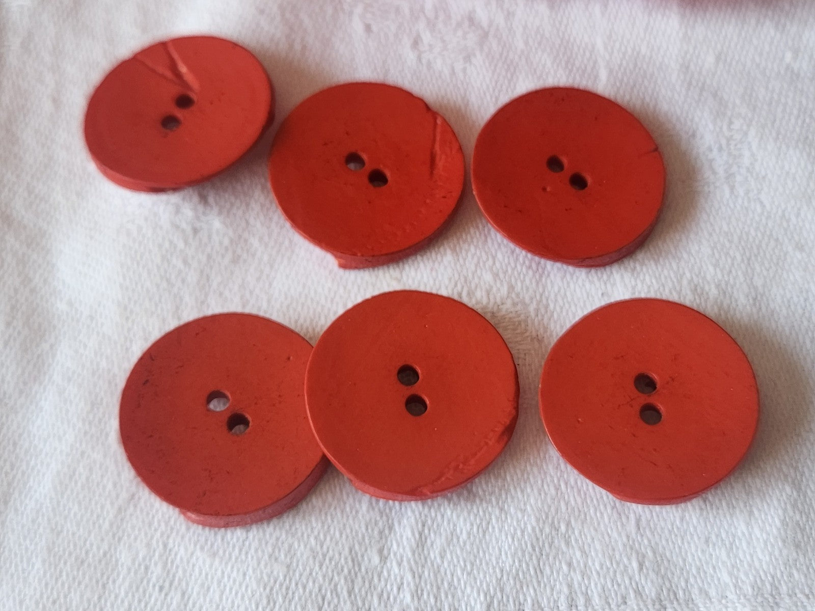 Lot  6 boutons anciens rouge effet plié blanc 2,2 cm ref 1451