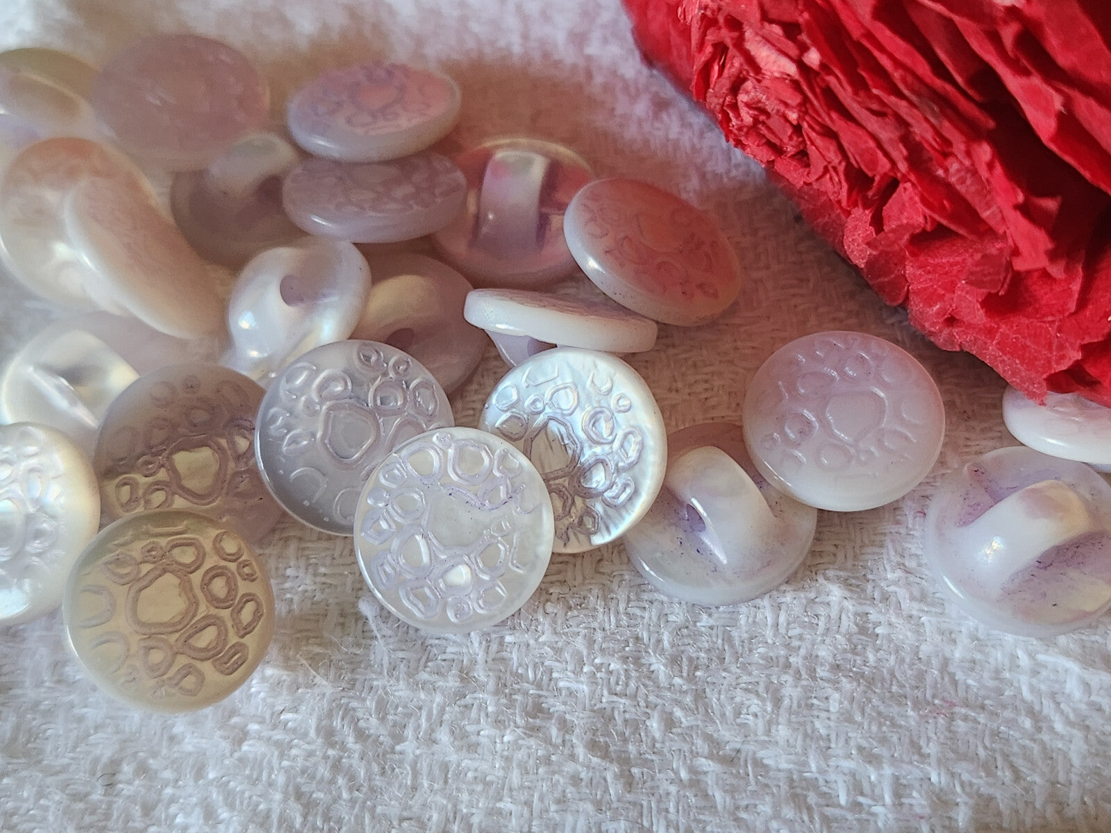 Lot 6 boutons anciens en nacre reflet violet  clair alveole pied 1,1 cm ref 1012