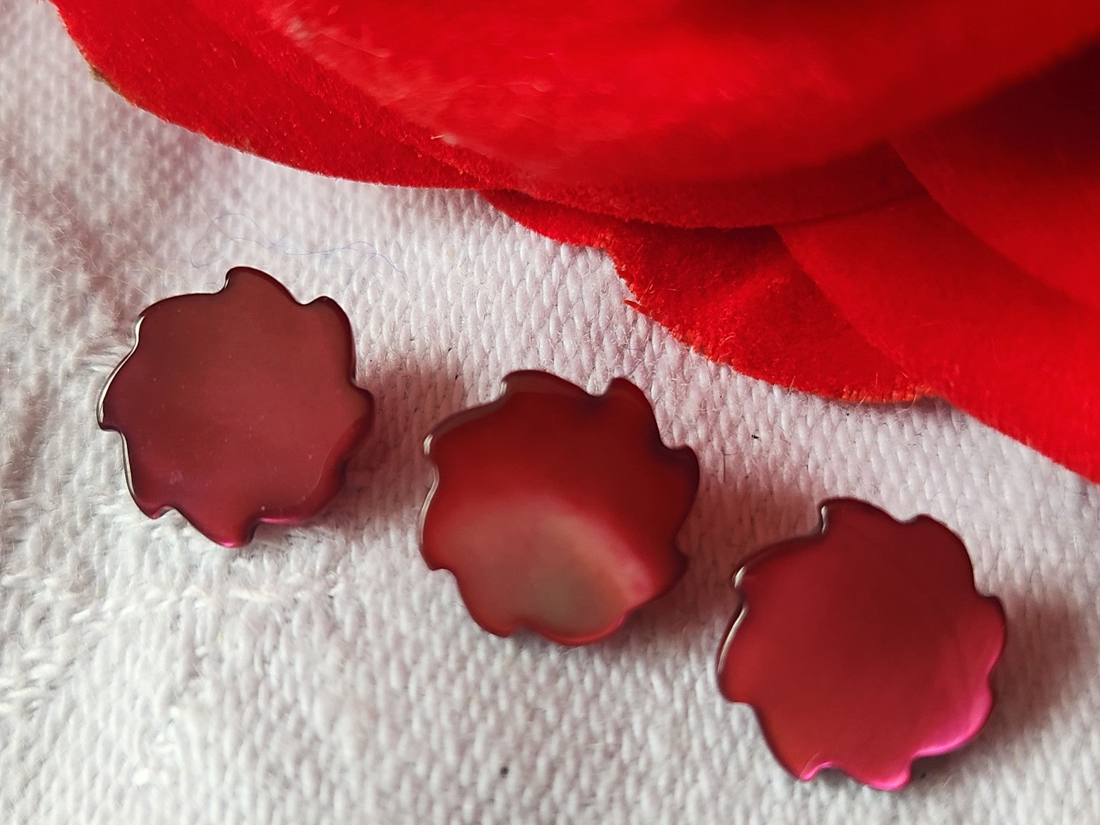 Trio boutons anciens en nacre travaillé rose foncé 1 cm pied G16A