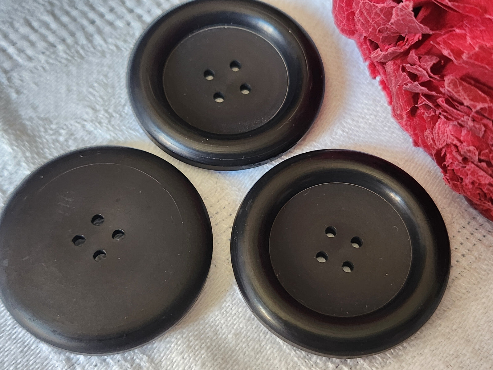 Trio gros boutons vintage noir mat trous 3,3 cm ref 5229