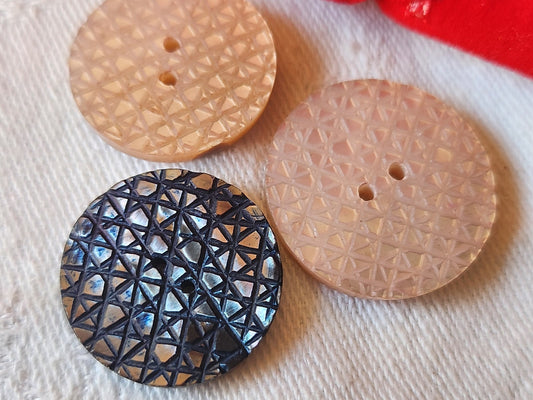 Collection  trio boutons ancien en nacre ciselé  2 et 2,3 cm rose bleu D11D