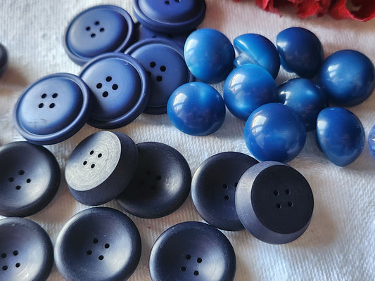 Lot 25 boutons vintage bleu 3 series 1,3 à 1,9 cm ref 5920
