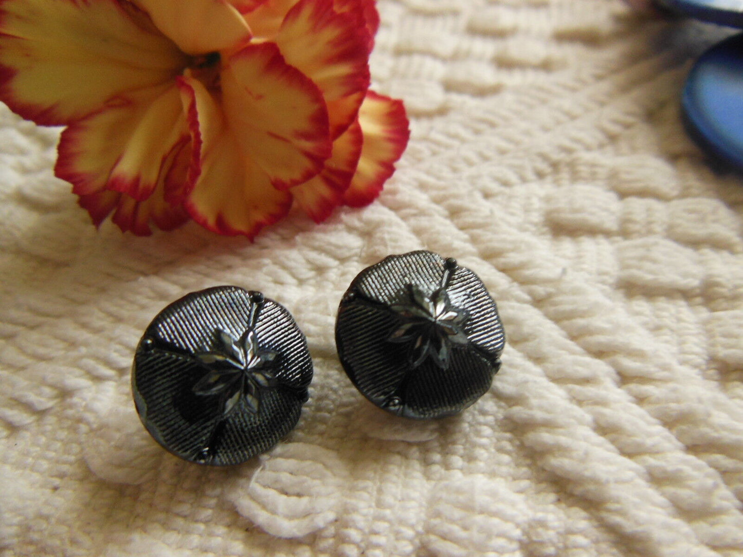 Duo petits boutons vintage en verre gris foncé diamètre 1,3 cm D3B