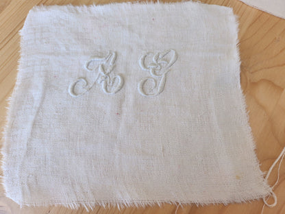 Ancien monogramme ancien AG  8 cm sur 4 cm T8
