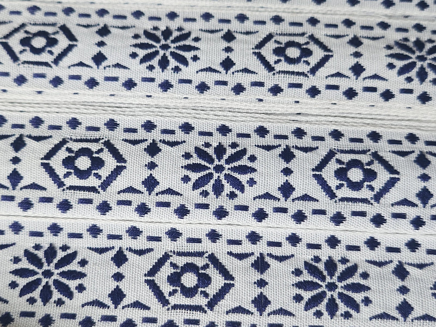 Galon vintage tissé fleur bleu  blanc  3 métres sur 2,2 cm A2