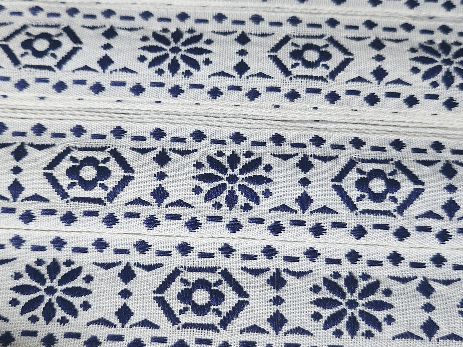 Galon vintage tissé fleur bleu  blanc  3 métres sur 2,2 cm A2