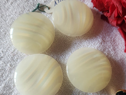 Lot 4 boutons vintage camaieu créme jolis reflets  2,5 cm pied ref 4831