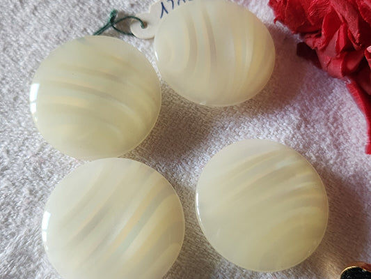 Lot 4 boutons vintage camaieu créme jolis reflets  2,5 cm pied ref 4831