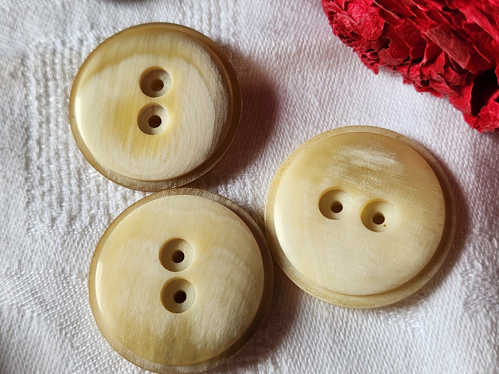Trio gros bouton ancien en corne créme  à trous 3 et 3,1 cm ref 3314