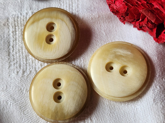 Trio gros bouton ancien en corne créme  à trous 3 et 3,1 cm ref 3314