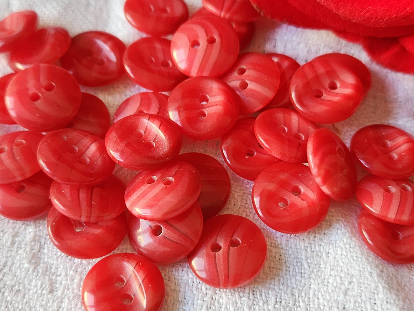 Lot 35 boutons vintage camaieu rouge trous 1,2 cm ref 6131