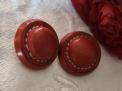 Duo boutons ancien en cuir 2 cm pied coeur bombé D16B