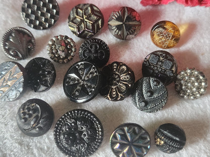 Lot 18 mini boutons anciens en verre vers 1900 collection 0,9 à 1,4 cm ref 682
