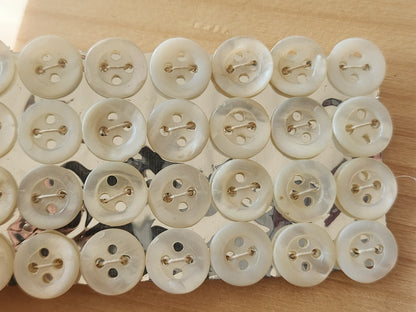 Plaque lot 36 boutons anciens en nacre blanc trous 1 cm corsage mini N°2