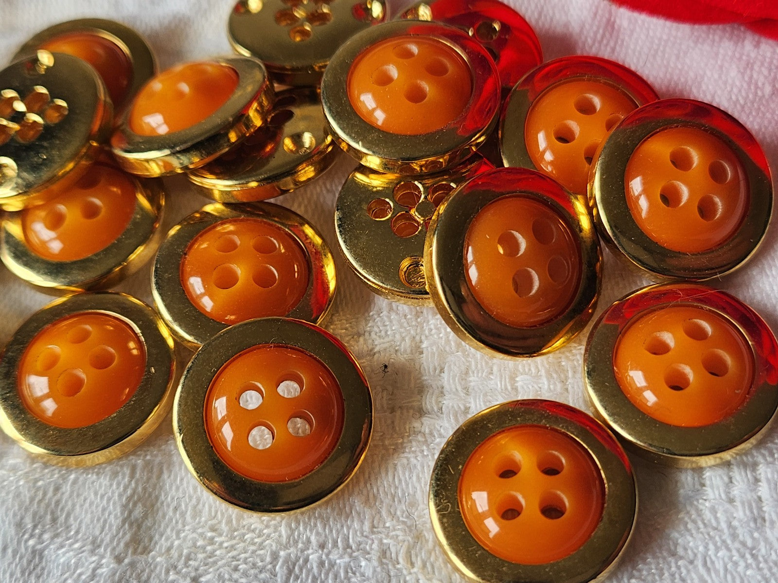 Lot 18 boutons vintage orange acrylique doré leger trous 1,8 cm ref 3558