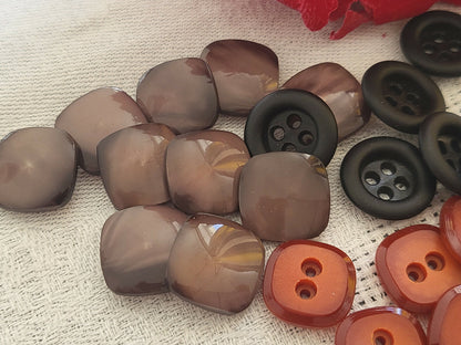 Lot 30 petits boutons vintage panaché gris noir marron  1,2 à 1,4 cm  ref 5065