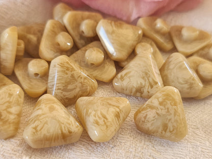 Lot 11 petits boutons vintage beige/marron veiné triangle 1,4 cm pied ref 0038