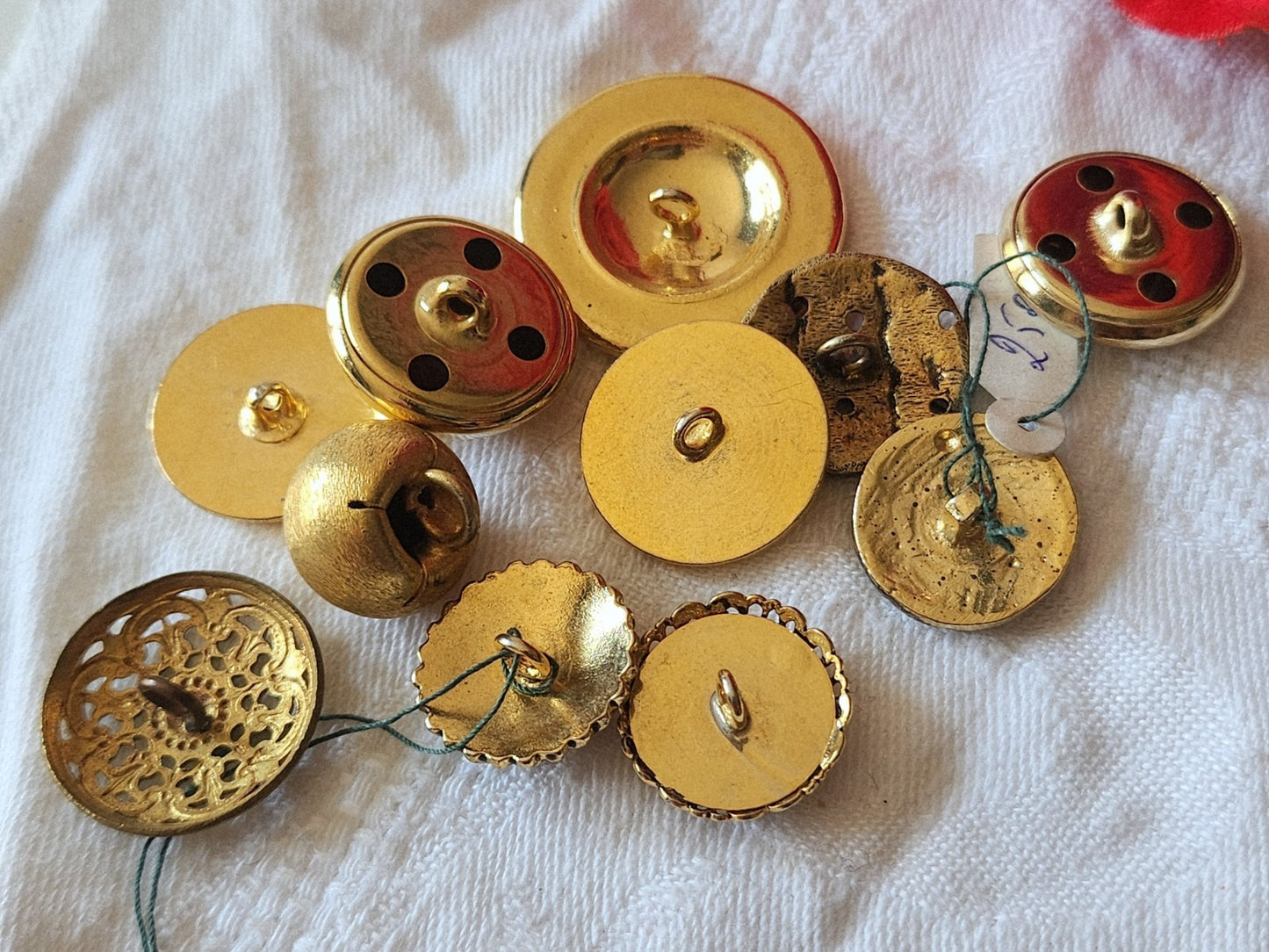 Lot 11 boutons vintage en métal doré panaché 1,6 à 2,8 cm ref 6049