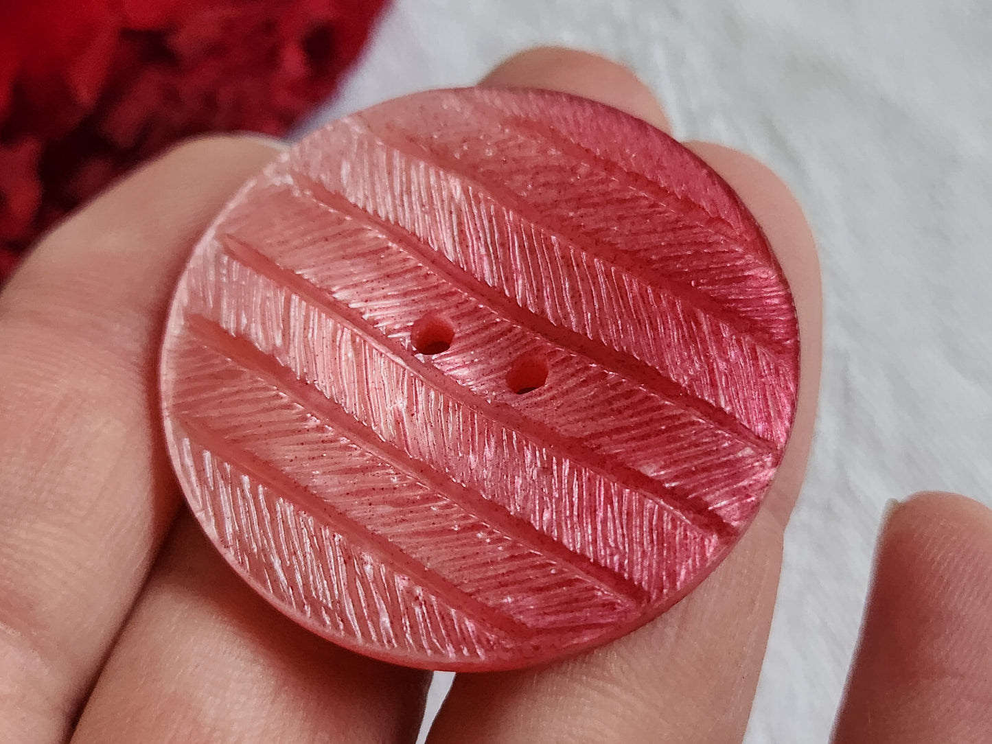 Gros  bouton vintage rose texturé teinte estompée 4 cm ou 40 mm XXL  G17G