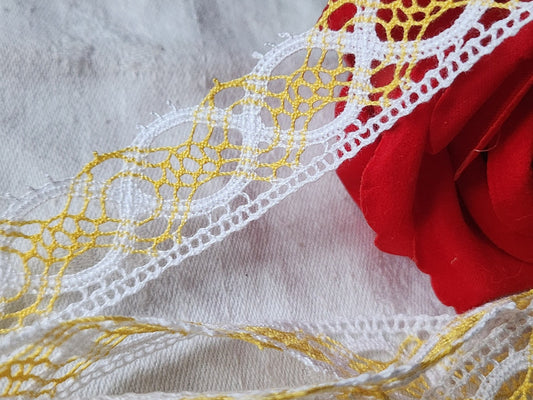Dentelle vintage bicolore jaune blanc large  3 métres sur 2,3 cm A2