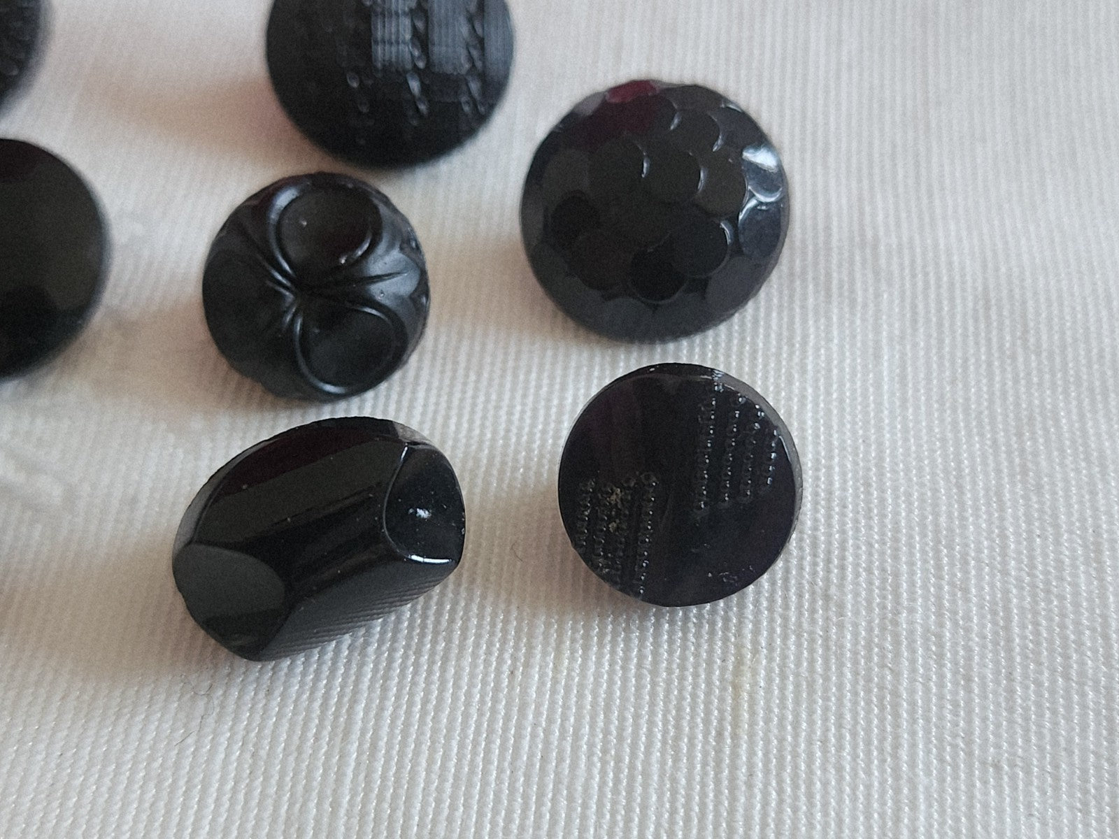Lot 10 boutons anciens vintage  en verre noir  panaché 1,1 à 1,3 cm ref 6237