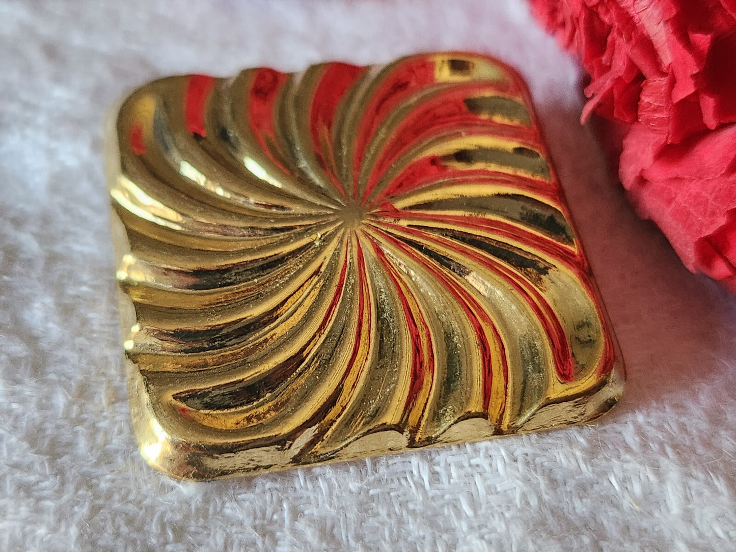 Gros bouton vintage en métal forme carré hyper leger pied 3 cm ref 968