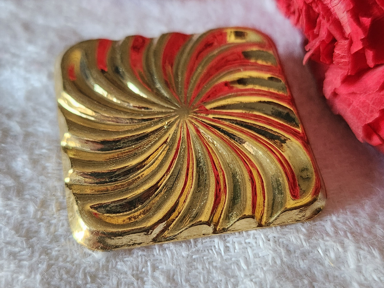 Gros bouton vintage en métal forme carré hyper leger pied 3 cm ref 968