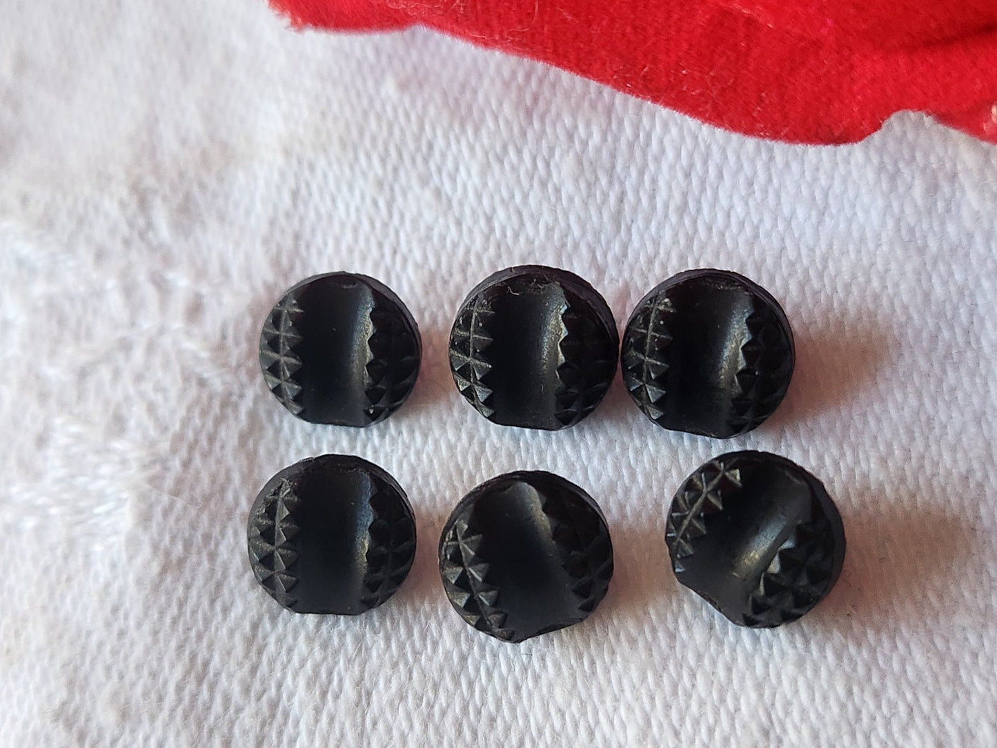 Lot 6 minuscules boutons anciens en verre noir 0,7 cm pied ref 2824