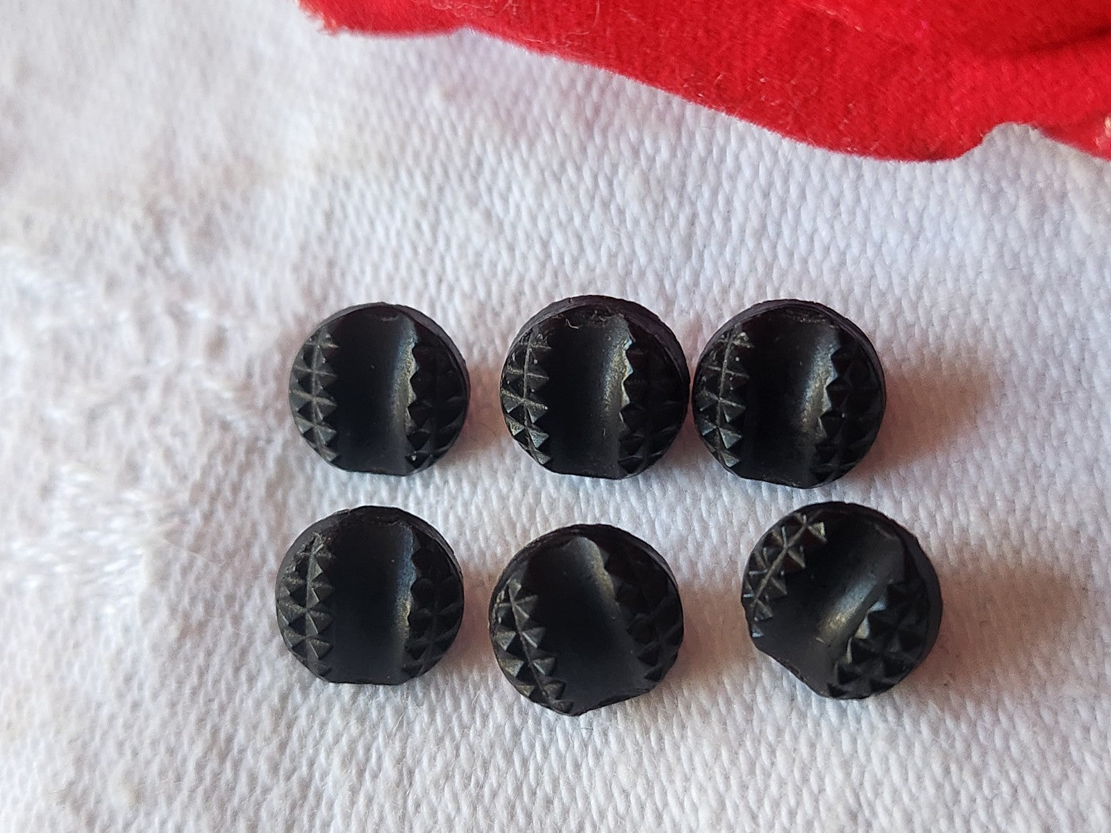 Lot 6 minuscules boutons anciens en verre noir 0,7 cm pied ref 2824