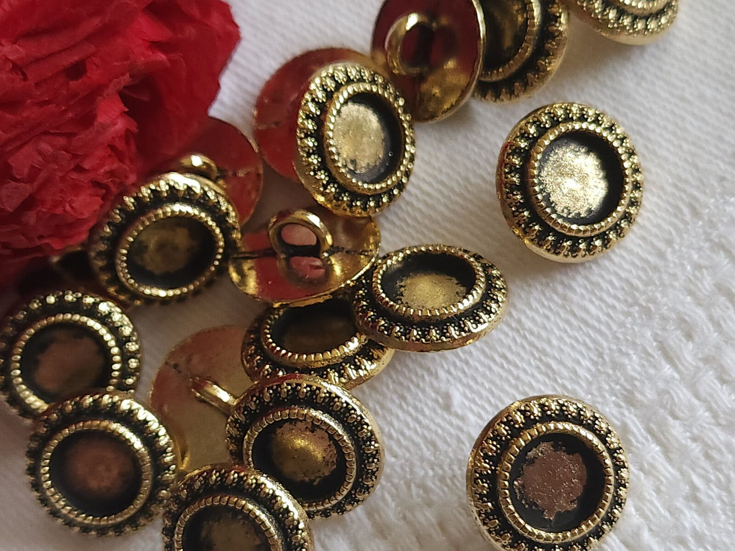 Lot 9 boutons vintage en métal doré noirçit 1,3 cm  ref 5222