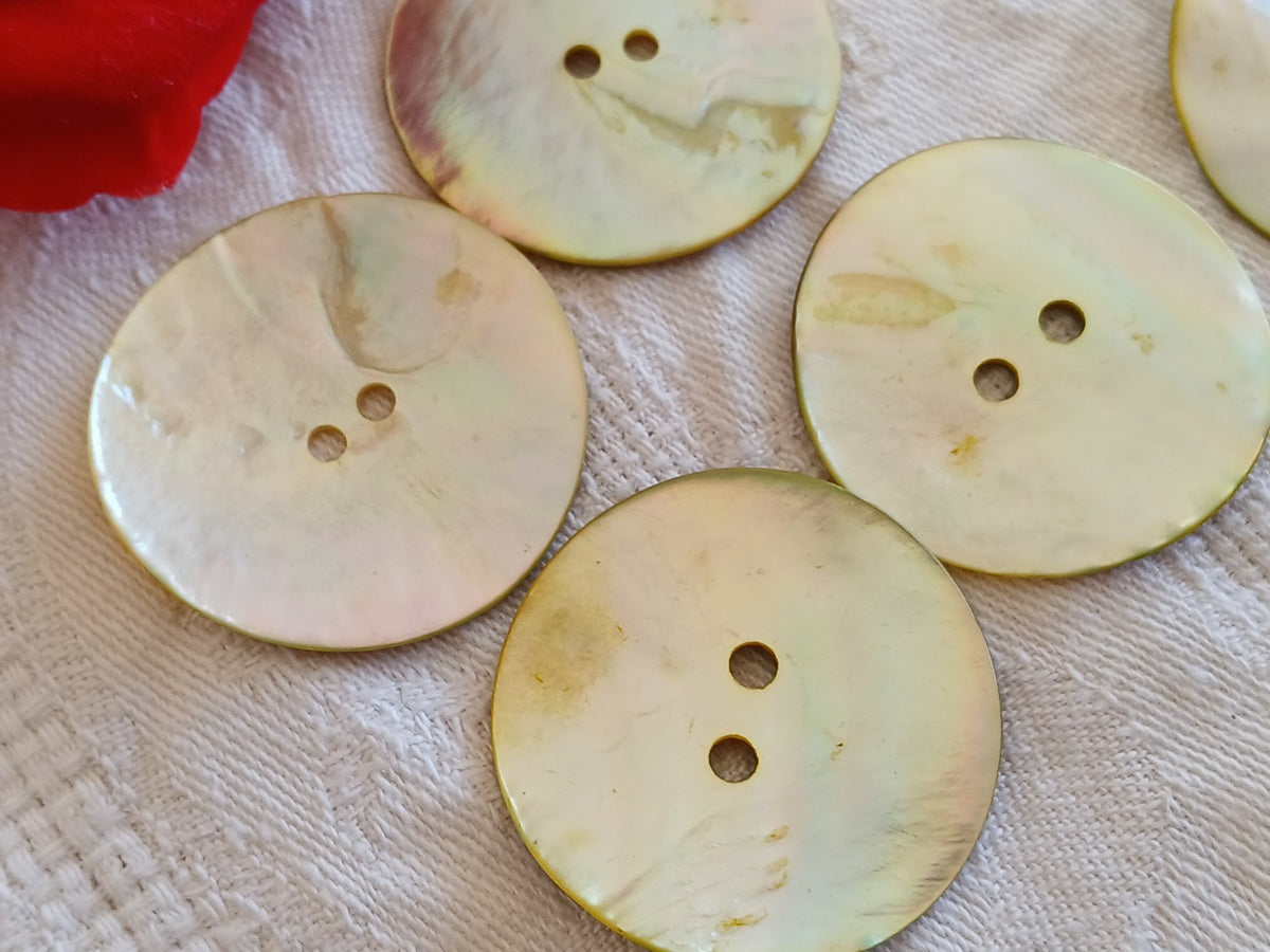 Lot 6 énormes boutons vintage en nacre jaune trous 3,4 cm ou 34 mm ref 6494