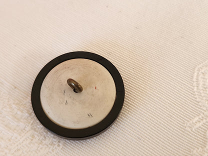 Bouton ancien collection  noir creme sculpté pied metal 2,3 cm D13H