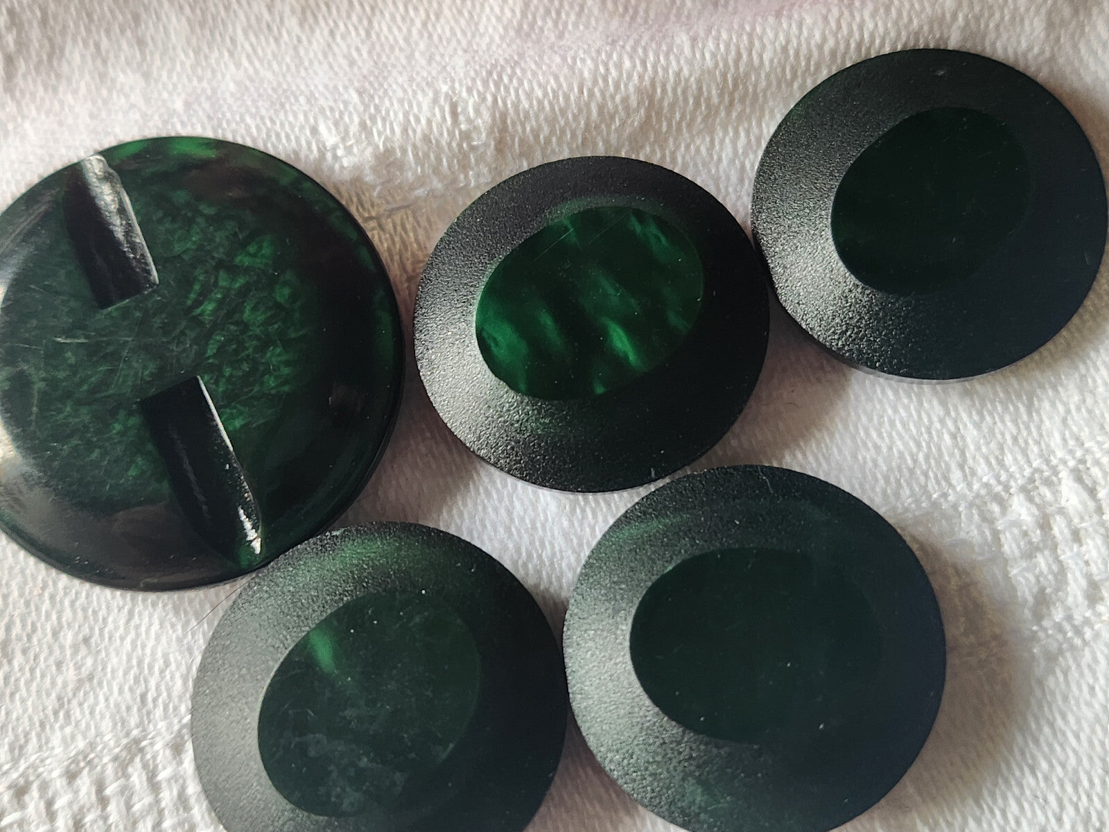 Lot 5 Boutons vintage panaché vert 2,2 cm et 2,9 cm (1 seul)  ref 4896