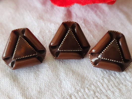 Collection trio boutons anciens marron volume triangle pied laiton 1,8 cm G3L