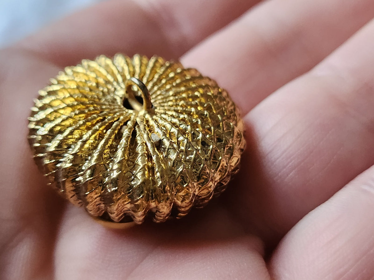 Gros bouton vintage métal doré volume coeur strass bleu 2,8 cm bijoux ref 2688
