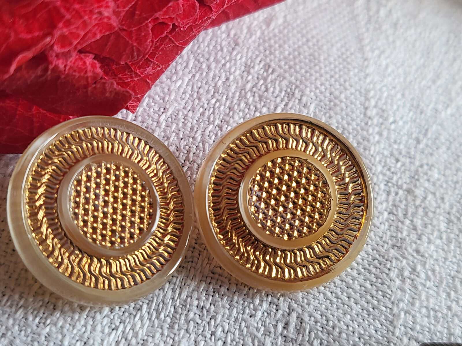 Duo boutons anciens en verre doré beige laiteux à pied  1,7 cm D11B