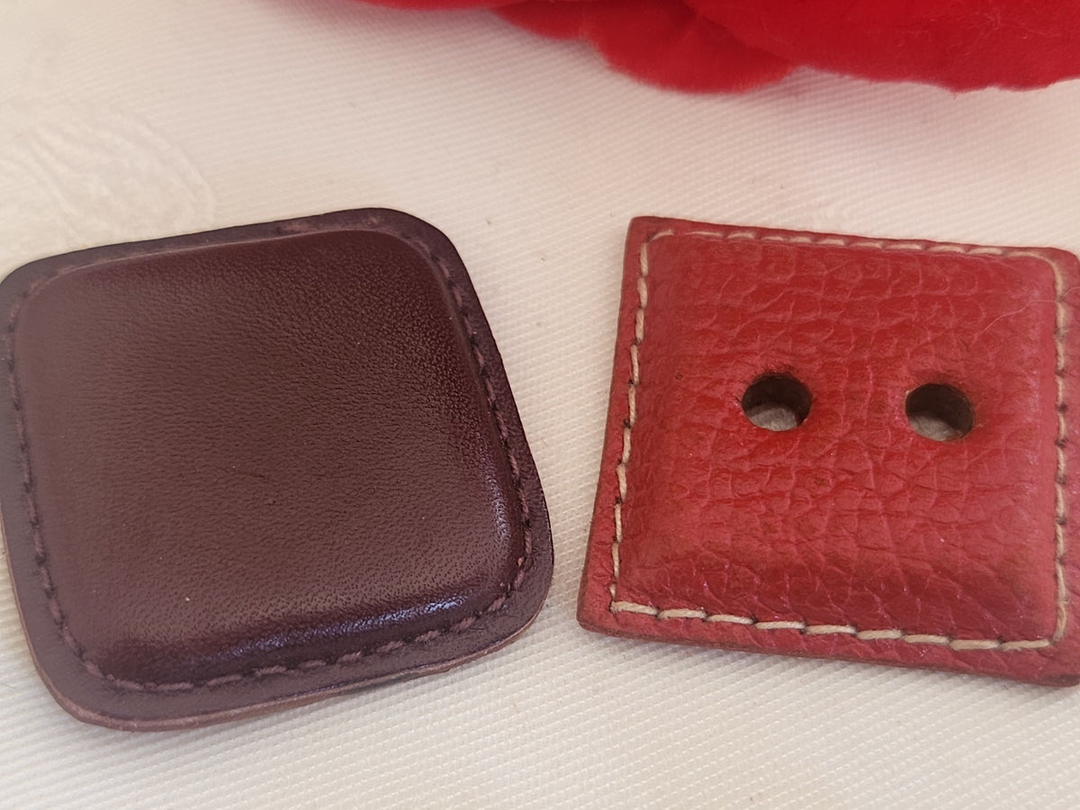 Duo gros boutons anciens en cuir carré 3 et 3,1 cm G3P