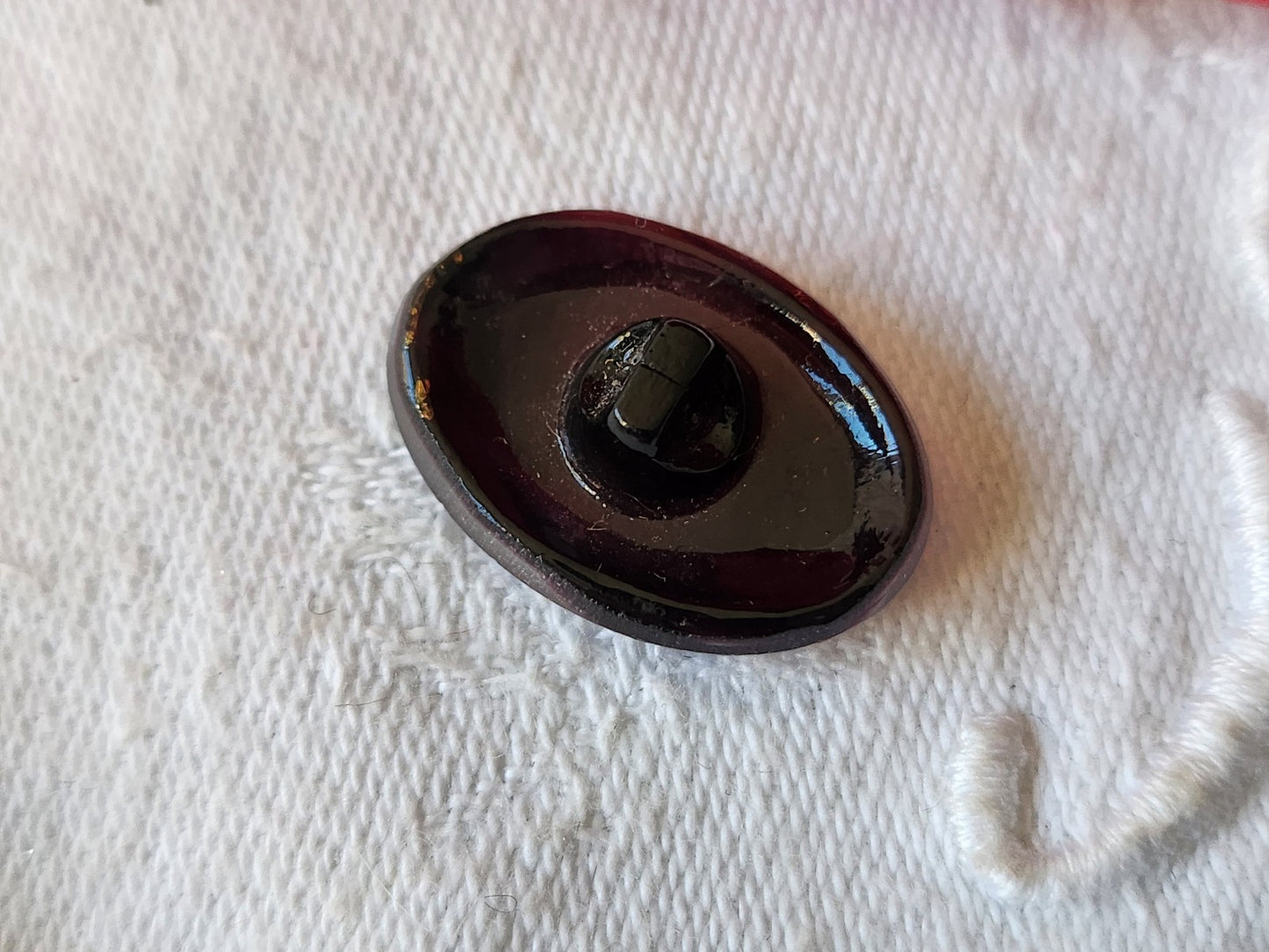 Bouton ancien en verre ovale vintage tigré gris violet 1,6 sur 2,2 cm D7A