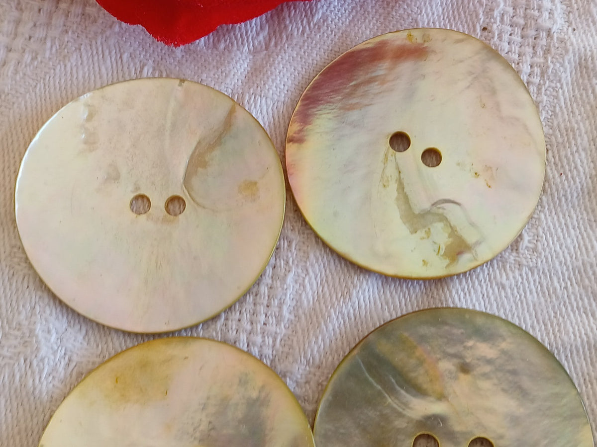 Lot 6 énormes boutons vintage en nacre jaune trous 3,4 cm ou 34 mm ref 6494