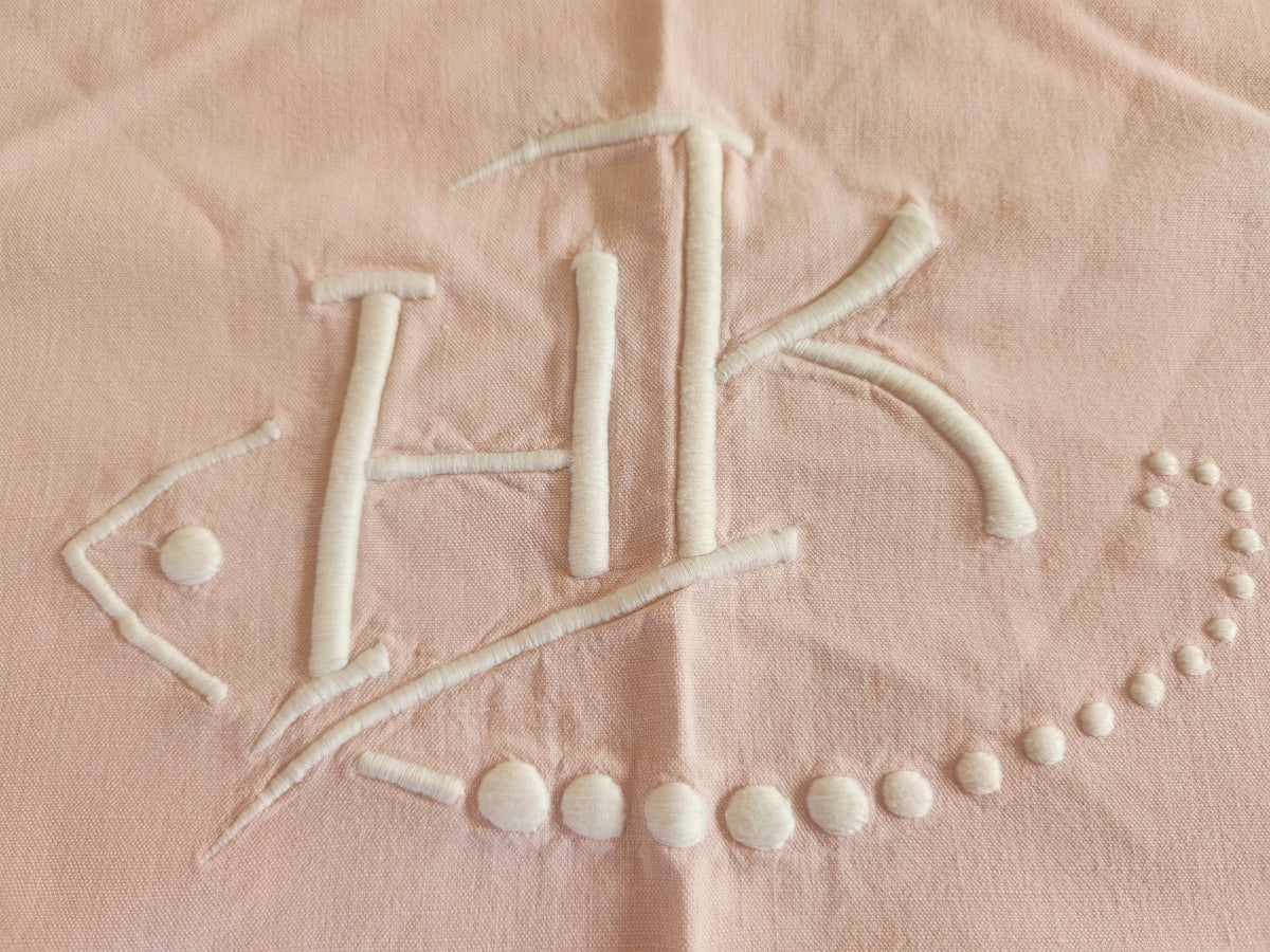 Monogramme ancien HK retour de drap rose brodée jour B7