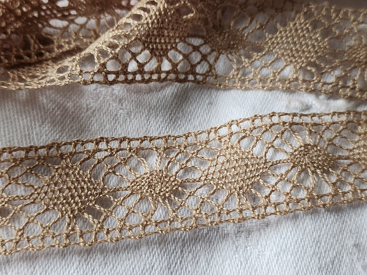 Dentelle vintage marron clair entre deux coton 3 métres sur 2,5 cm A6