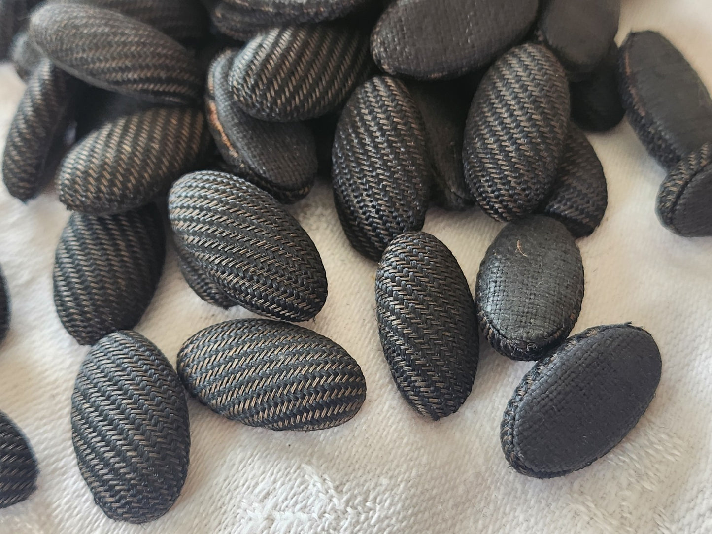 Lot 68 anciens cabochons en tissu 1,1 cm / 2,1 cm noir vers 1900 T7