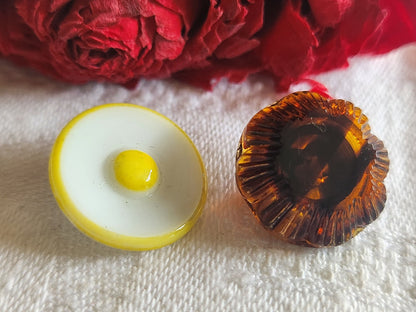 Duo boutons vintage en verre  marron jaune  1,8 cm G7S